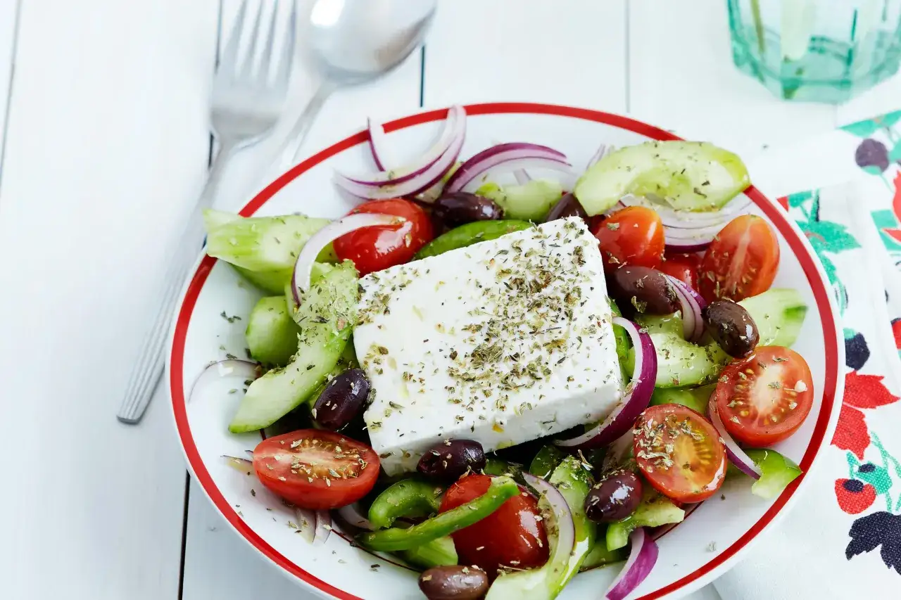 Ensalada griega fresca con queso feta, tomates, pepino, aceitunas y cebolla roja. Una opci&oacute;n deliciosa y low carb.