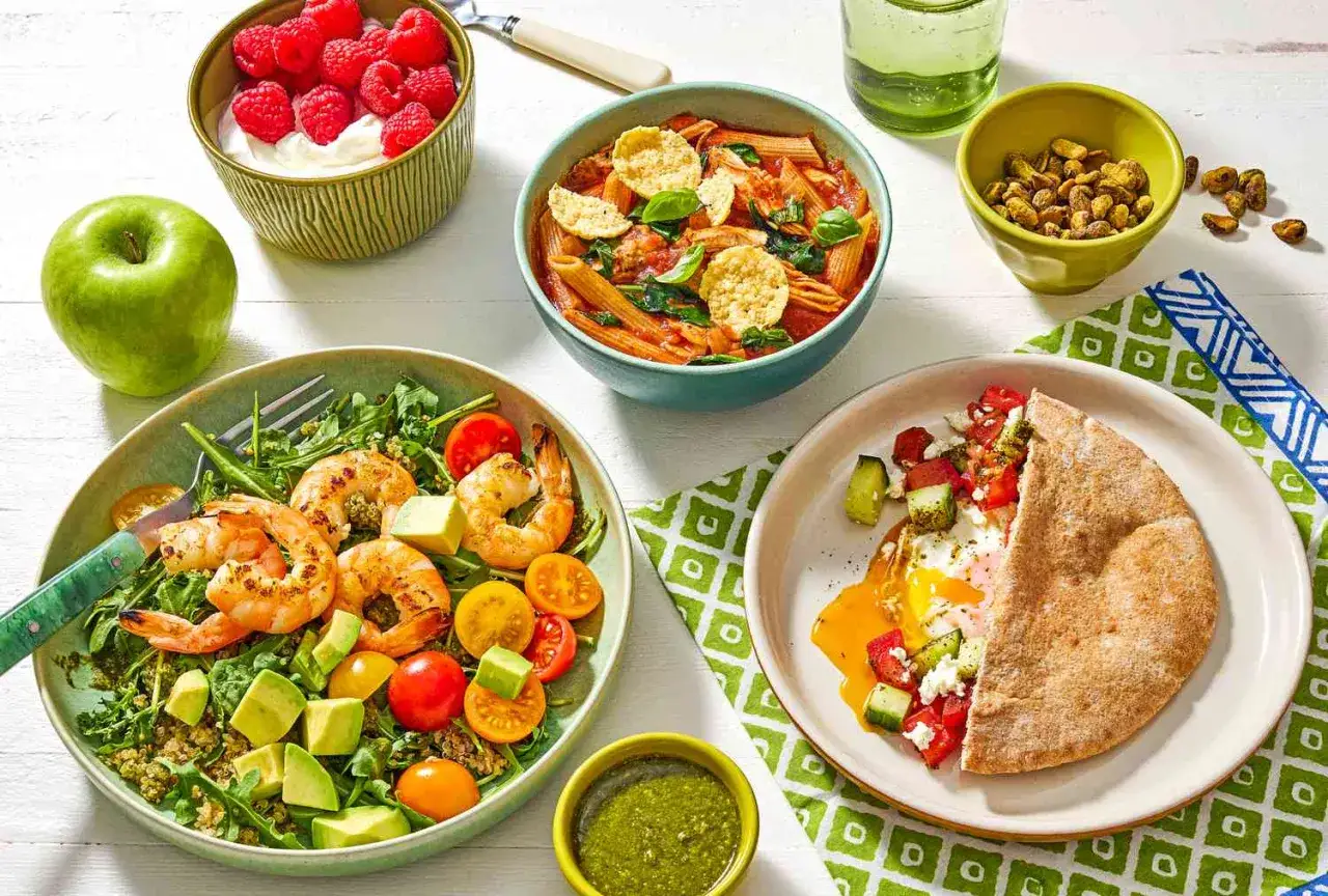 Ensalada de camarones, pasta, desayuno con huevo y pan de pita, yogur con frambuesas y manzana. ¿La proteína engorda? ¡Estas opciones saludables demuestran que no!