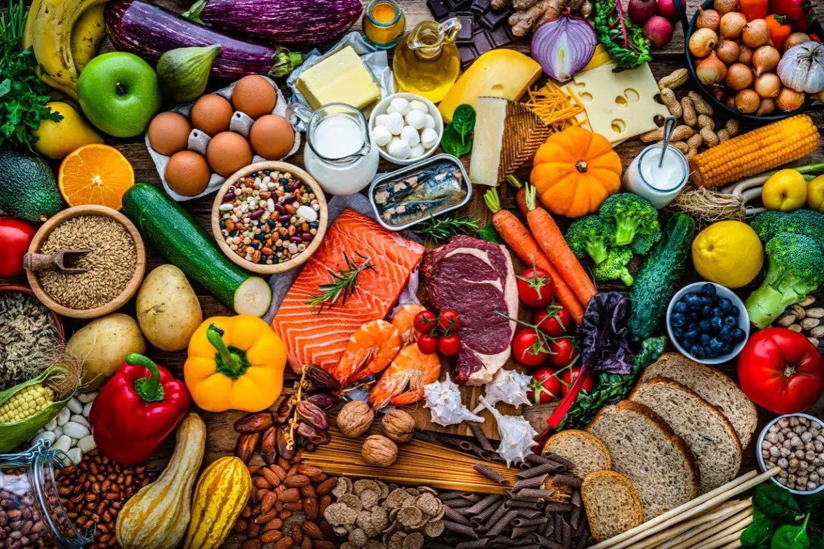 Variedad de alimentos: salm&oacute;n, carne, huevos, legumbres, frutos secos, l&aacute;cteos y cereales. Todos estos alimentos tienen amino&aacute;cidos esenciales para la vida.