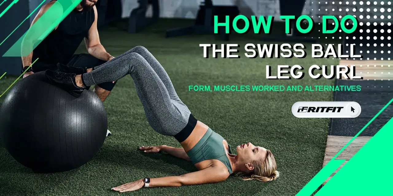 Mujer realiza curl femoral con fitball, con un entrenador observando.