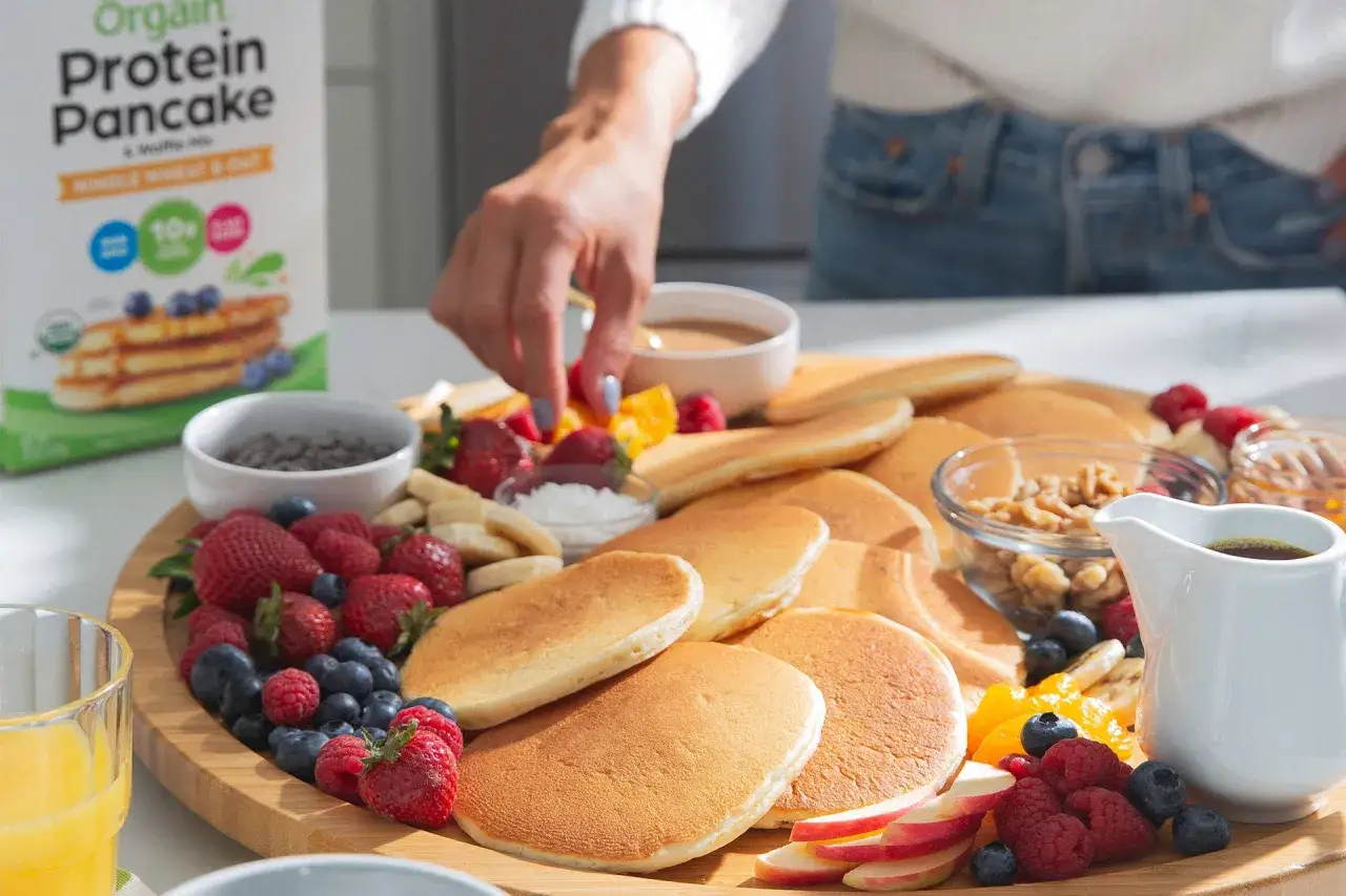 Tabla de tortitas proteicas Orgain con frutas y frutos secos. Ideal para saber cuanta proteína tomar después de entrenar.