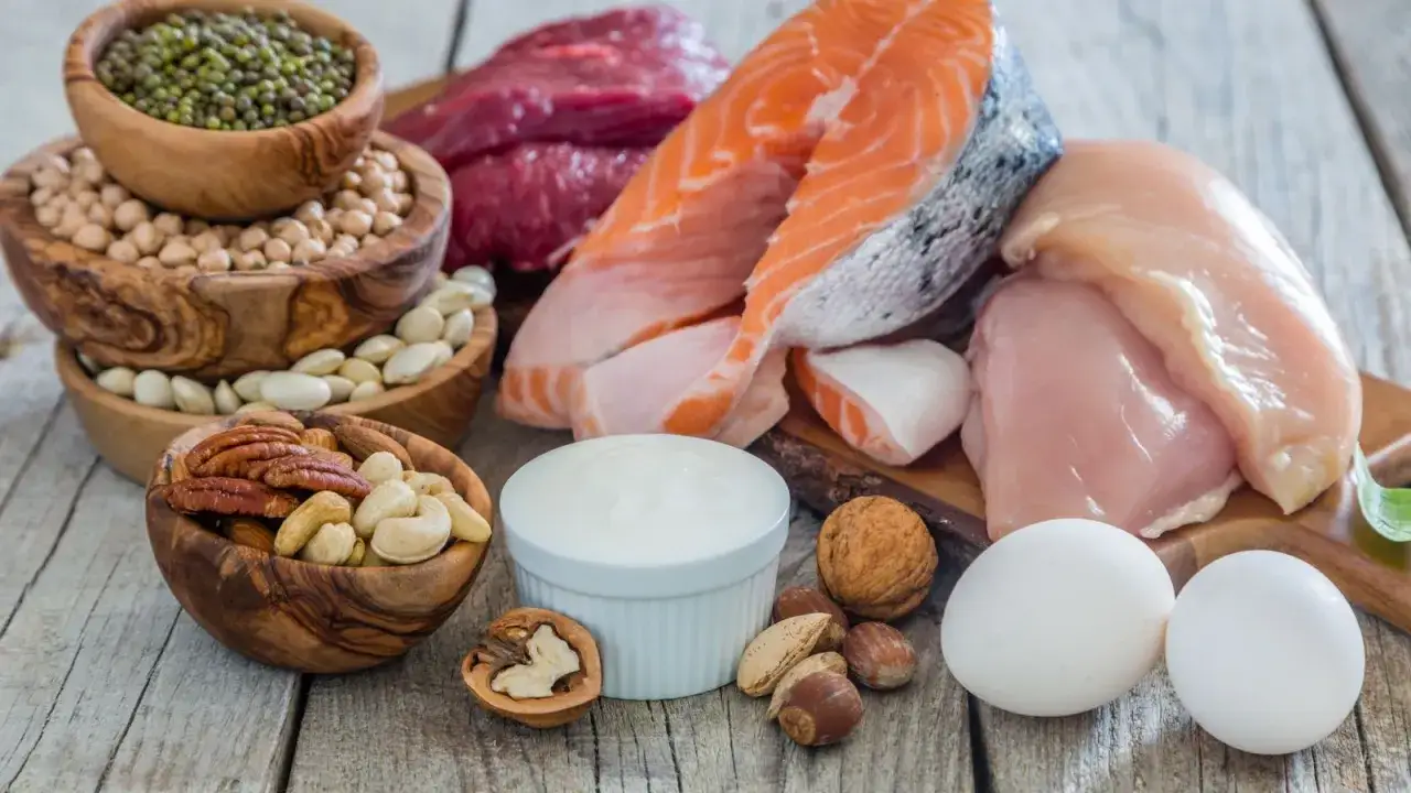 Variedad de alimentos ricos en prote&iacute;nas: salm&oacute;n, pollo, carne roja, huevos, frutos secos, legumbres y yogur. Ideal para dietas de alimentos sin carbohidratos y sin grasas.