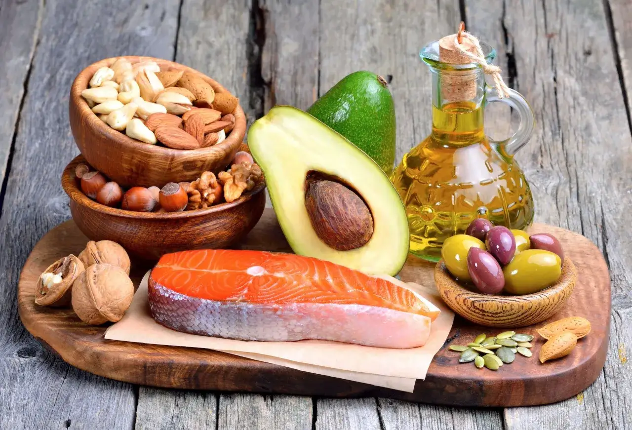 Salm&oacute;n, aguacate, frutos secos y aceite de oliva: alimentos ricos en grasas por kilo de peso, ideales para una dieta equilibrada.