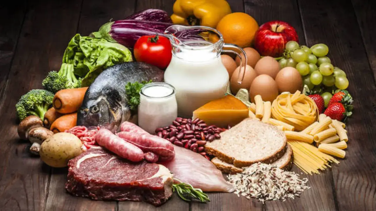 Variedad de alimentos: carne, pescado, huevos, l&aacute;cteos, frutas, verduras, pasta y pan. Una dieta equilibrada es clave para entender qu&eacute; es BCAA.