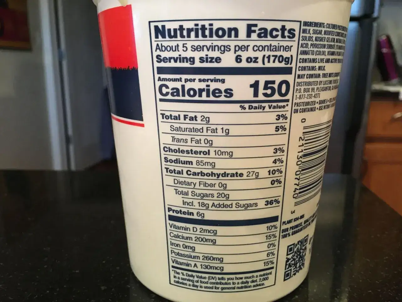 Etiqueta nutricional de un envase de yogur, detalla las calor&iacute;as y otros datos de los alimentos. 150 calor&iacute;as por porci&oacute;n.