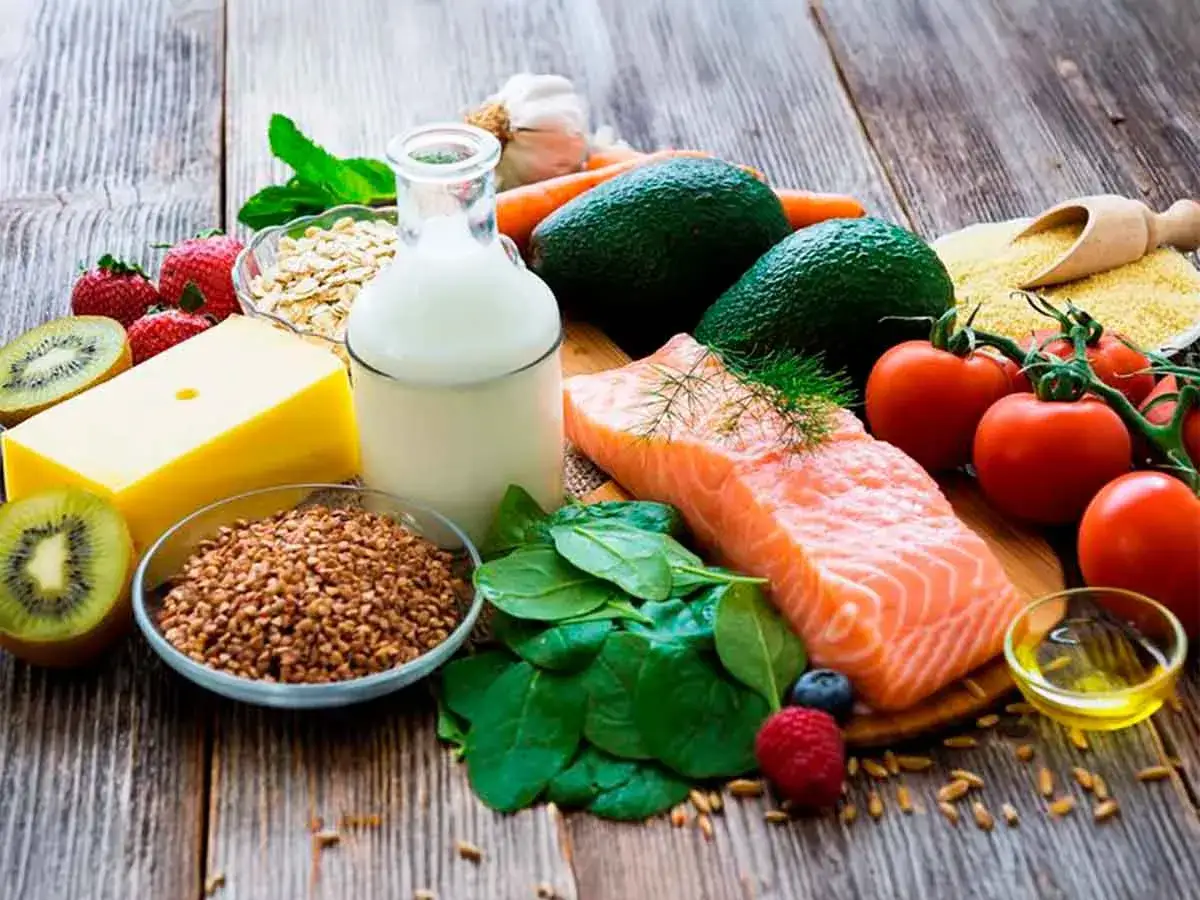 Salmón, aguacates, bayas, espinacas y lácteos son algunos de los alimentos para aumentar masa muscular.