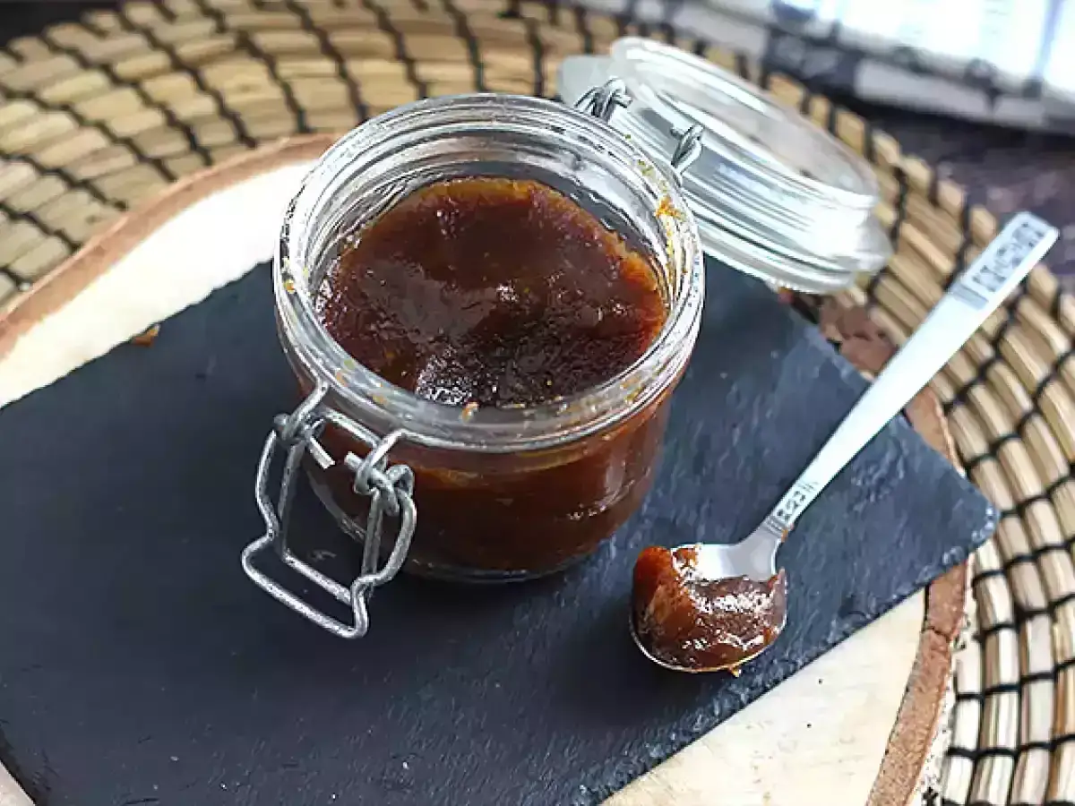 Tarro de mermelada casera para endulzar con d&aacute;tiles. Una cucharada lista para probar.