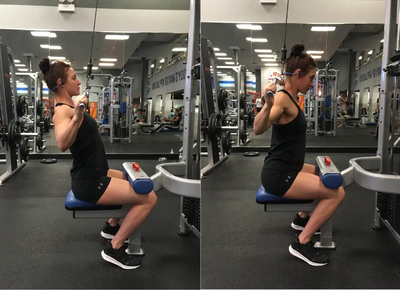 Mujer realizando jalon dorsal en m&aacute;quina de gimnasio.