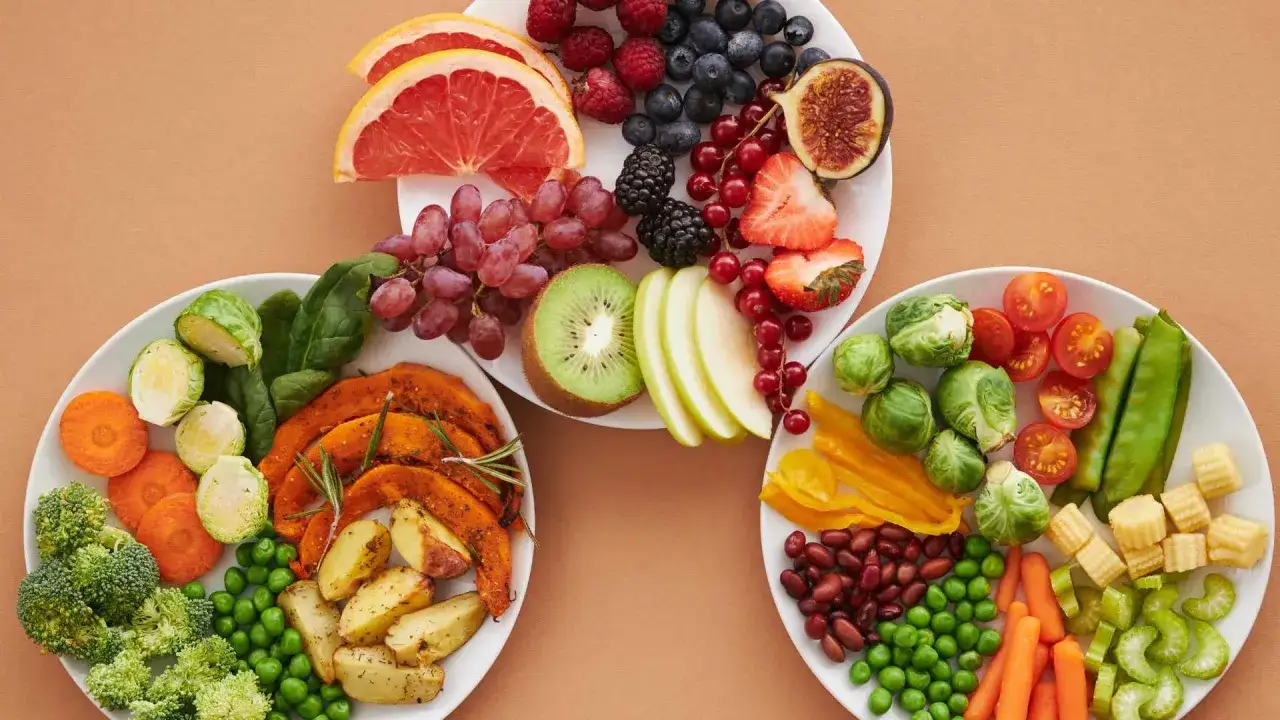 Platos con frutas y verduras variadas, un festín de micronutrientes y macronutrientes esenciales para una dieta equilibrada.