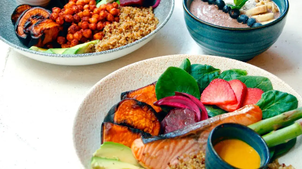 Dos platos saludables: uno con salm&oacute;n, boniato, esp&aacute;rragos y fresas; otro con garbanzos, aguacate y quinoa. Perfectos para una carga de hidratos.