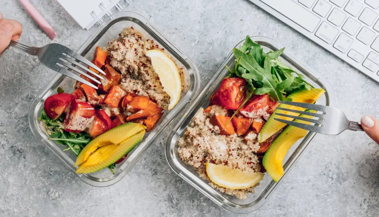 Comida saludable en recipientes: quinoa, boniato, tomate, aguacate y rúcula. Ideal para el ayuno intermitente para adelgazar 10 kilos.