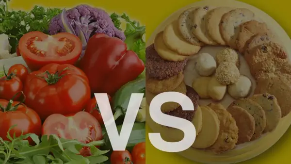 Comparación entre alimentos naturales y procesados: verduras frescas y coloridas frente a una variedad de galletas y dulces.