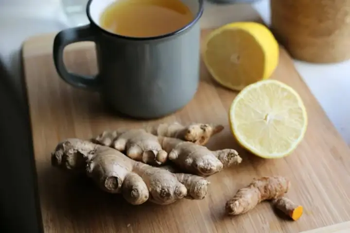 Té de jengibre y limón, ideal para aprovechar las propiedades antiinflamatorias y digestivas del jengibre.